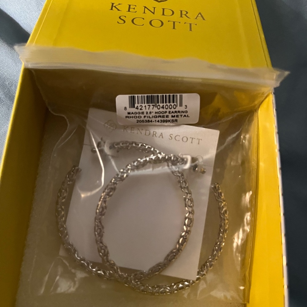 NWT Kendra Scott Maggie 2.5” Hoop Earrings - Picture 3 of 3